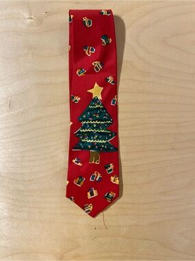 Save the Children Festive Red Christmas Tree Tie with Presents (RO)